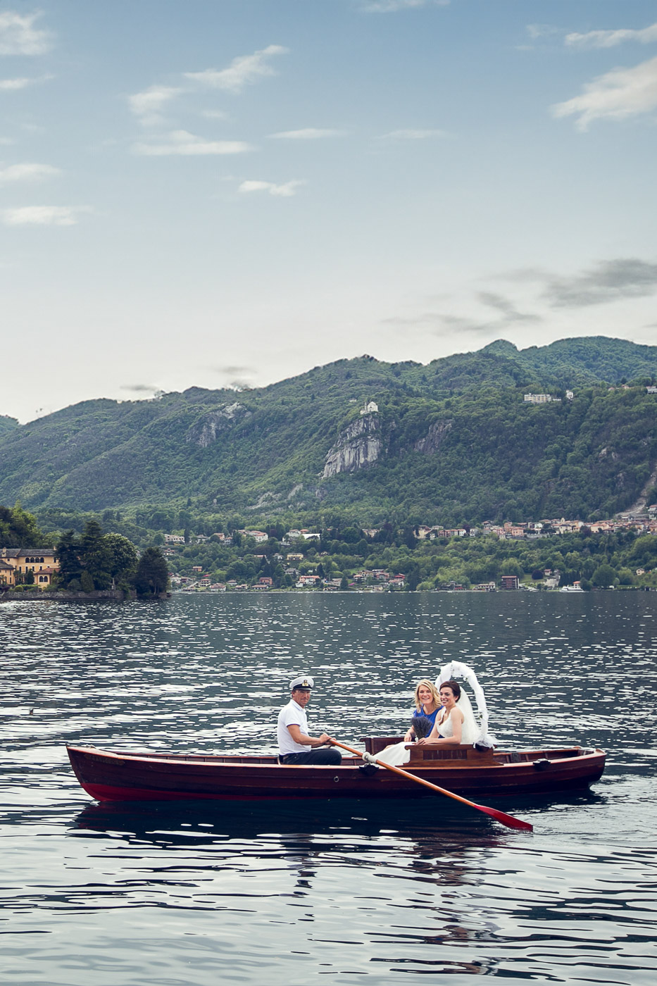 bride reaching the ceremony on a rowing boat