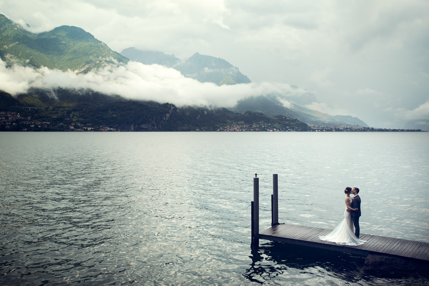 Villa Aura del lago, Lake Como wedding, Bride and groom kiss on the jetty by the lake