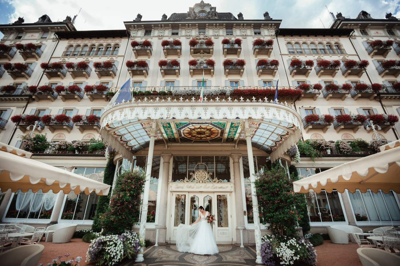 Grand Hotel des Iles Borromees wedding, a bride in front of the amazing art deco entrance