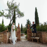 Scottish wedding Tuscany Siena, bride and groom in a Tuscan garden